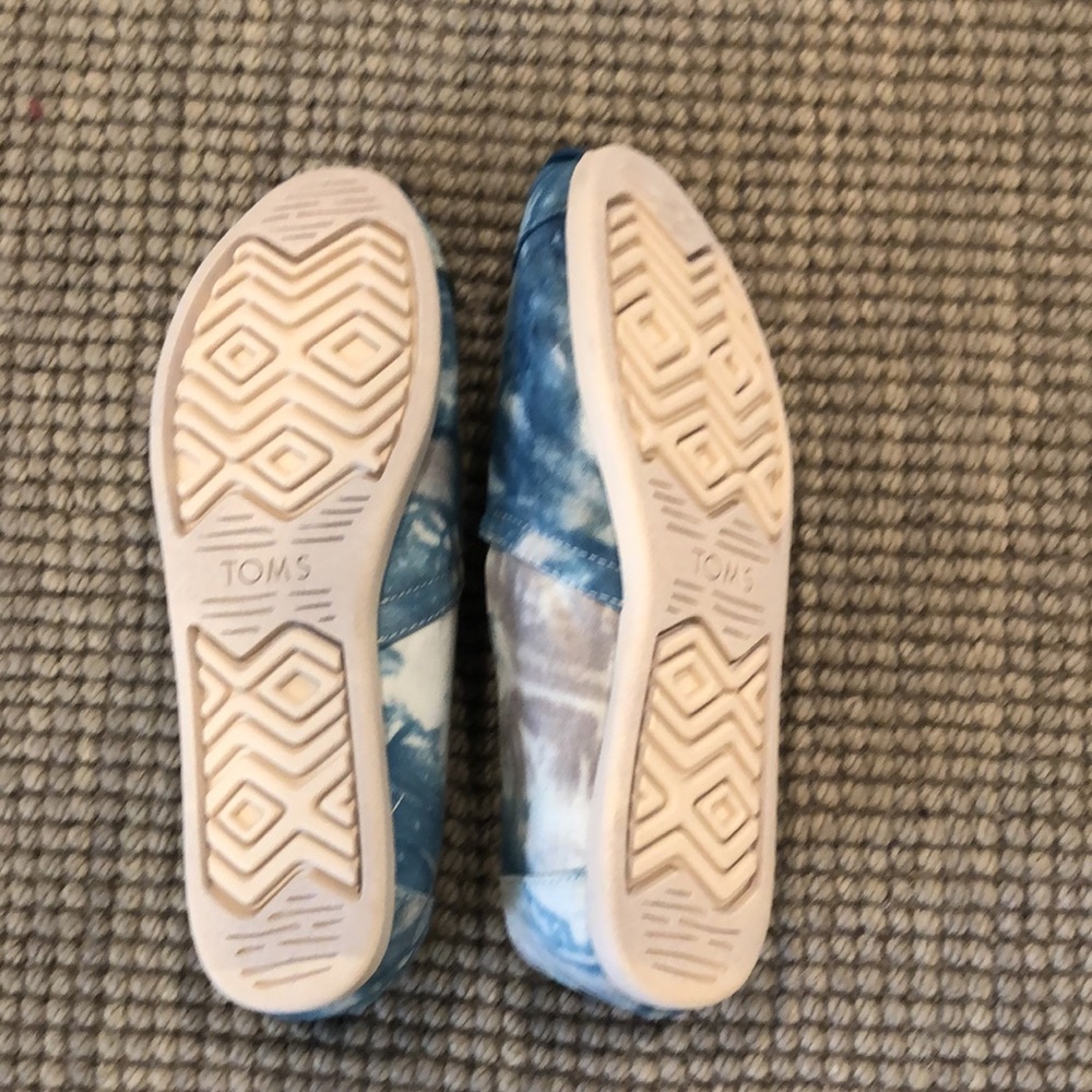 TOMS TIE DYE SHOES - Picture 4 of 7